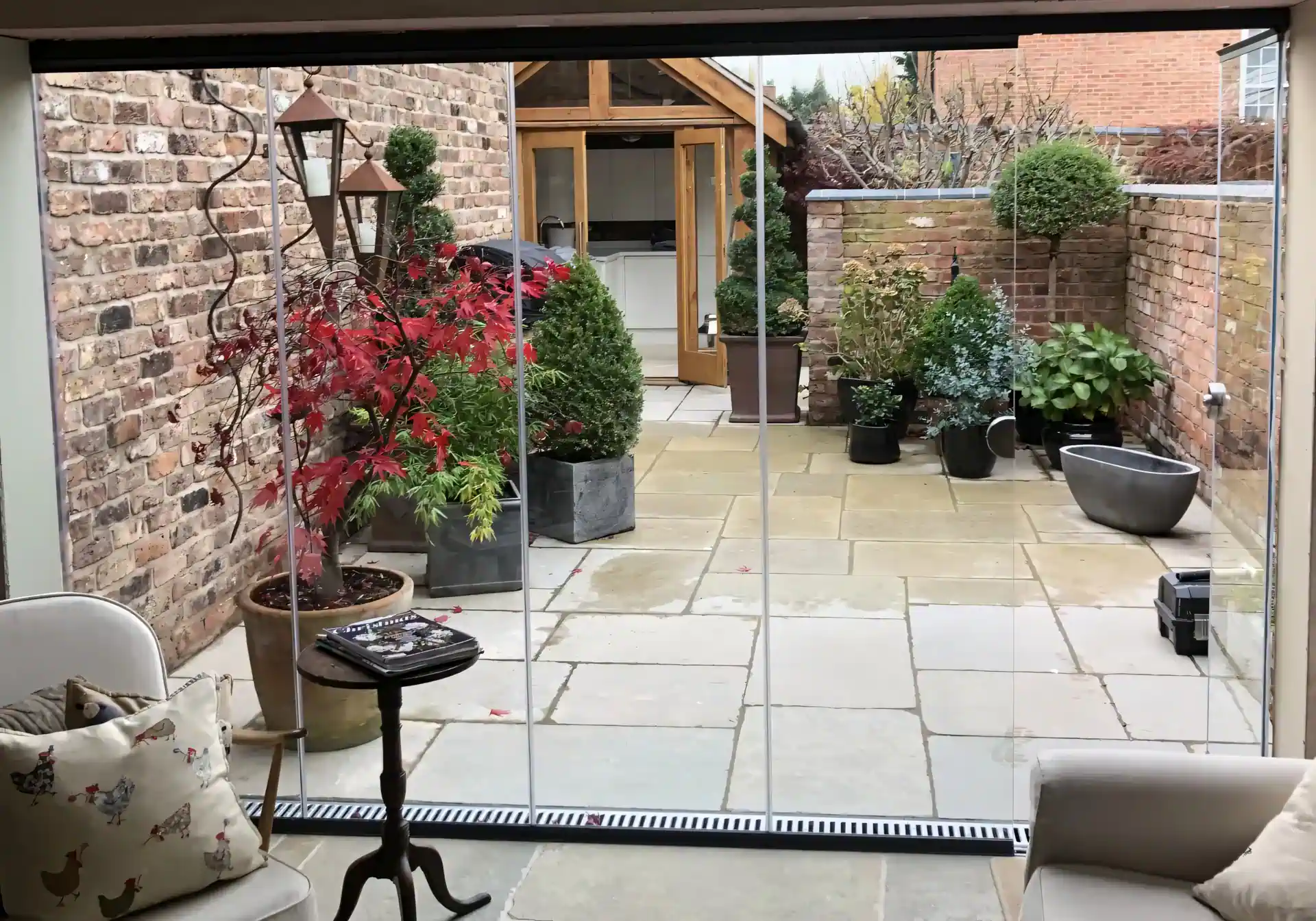 Frameless glass room dividers